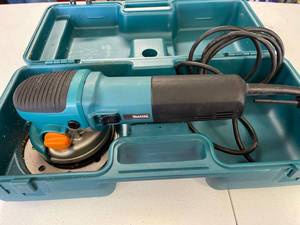 lot 80 image: Makita B06040 6 Polisher in case