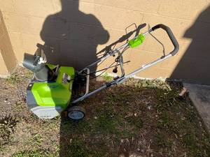 lot 90 image: Green works 20 snowblower runs great