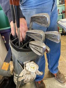 lot 95 image: Wilson Left hand starter golf set, 7 clubs 1 bag.