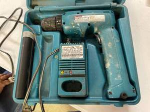 lot 114 image: Makita 9.6 volt Drill w 2 Batteries and Charger, Batteries do not work as-is