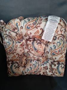 lot 13006 image: Therapedic Memory Foam Chair Pad 15x15x3 Multi Colored Double Sided