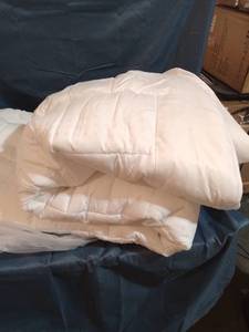 lot 13101 image: QUEEN SIZE PADDED MATTRESS PAD WHITE