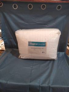 lot 13118 image: COMFORT SPACES BEDSPREAD MINI SET KING WHITE