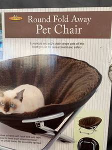 lot 13358 image: Round Fold Away Pet Chair