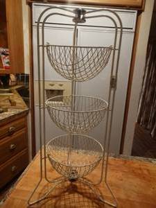 lot 33067 image: Vintage counter top wire fruit basket