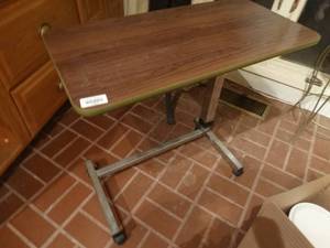 lot 33085 image: Adjustable tv tray table