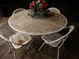lot 33117 image: Metal patio set w 4 chairs