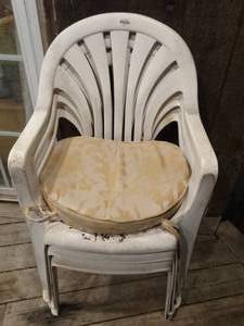lot 33118 image: White plastic stack chairs
