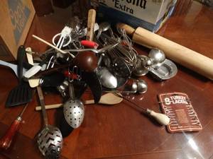 lot 33128 image: Various kitchen utensils