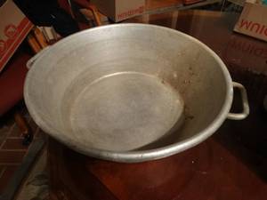 lot 33132 image: Large pan w handles