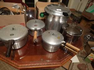 lot 33137 image: Lot of several pressure cookers
