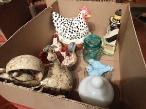 lot 33138 image: Vintage lot of home decor