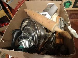 lot 33139 image: Box full of kitchen utensils