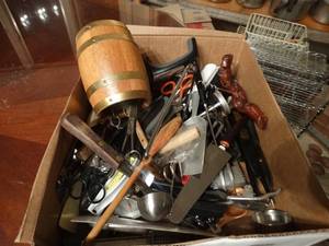 lot 33147 image: Large lot of various kitchen utensils