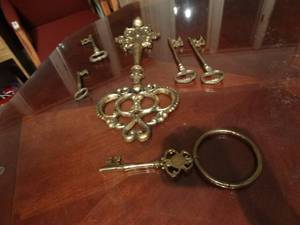 lot 33148 image: Brass key wall decor