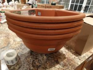 lot 33153 image: 4 corner or circle planters