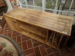 lot 33162 image: Wood media cabinet