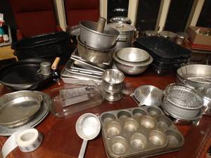 lot 33164 image: LARGE ASSORTMENT OF BAKEWARE & COOKWARE