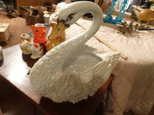 lot 33176 image: Swan planter