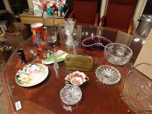 lot 33180 image: Various collectable glassware & china