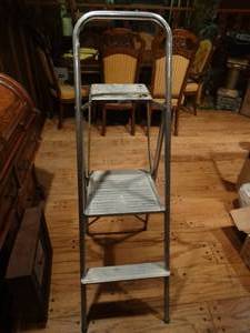 lot 33185 image: Folding step stool