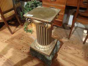 lot 33190 image: 2 decorative pedestals