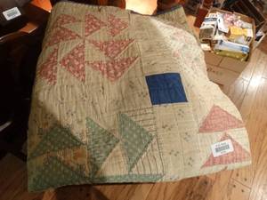 lot 33194 image: Vintage quilt