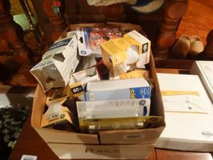 lot 33200 image: Lot of assorted light bulbs