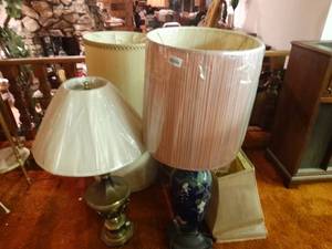 lot 33212 image: 2 table lamps & various extra shades