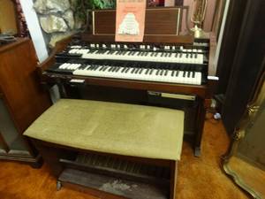 lot 33216 image: Hammond Rhythem II excellent organ w bench