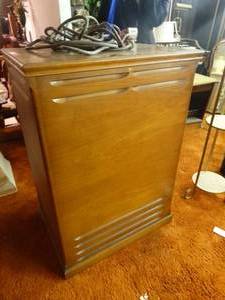 lot 33218 image: Leslie organ cabinet- Model 122