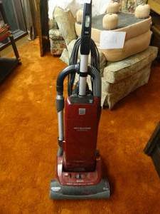 lot 33221 image: Kenmore Intuition vacuum