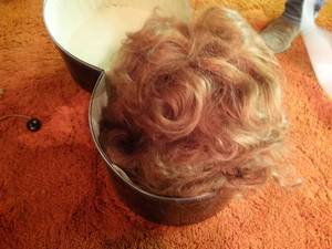 lot 33235 image: Lot of assorted wigs