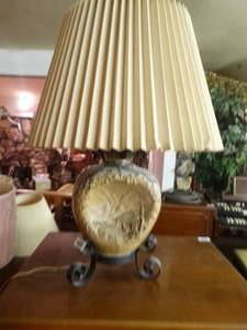 lot 33238 image: Vintage sunken side table lamp w shade
