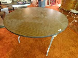 lot 33241 image: Folding round banquet table