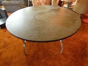 lot 33242 image: Folding round banquet table