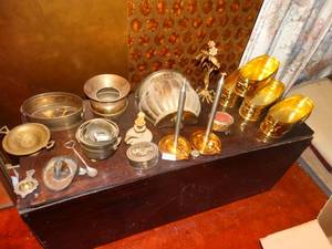 lot 33282 image: Large lot of various brass decor