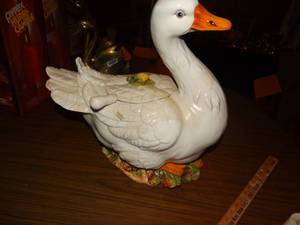 lot 33288 image: Large duck soup tureen w ladle- Made in Italy
