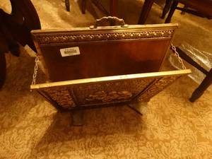 lot 33324 image: Magazine rack