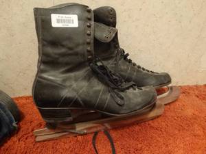 lot 33326 image: Antique ice skates