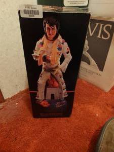 lot 33335 image: Elvis in Hawaii McCormick bottle in box