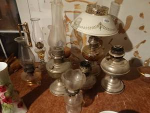 lot 33350 image: Lot of several oil lamps