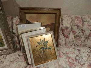 lot 33364 image: Lot of various wall art