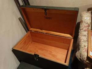 lot 33370 image: Vintage Military Foot LockerTrunk