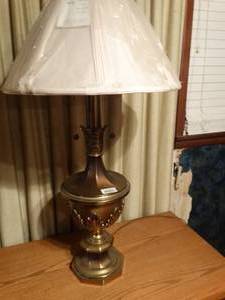lot 33376 image: Table lamp w shade