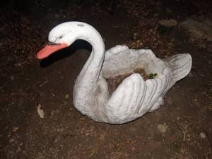 lot 33385 image: Lg concrete swan planter