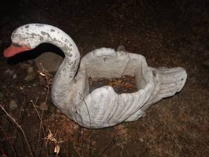 lot 33386 image: Lg concrete swan planter