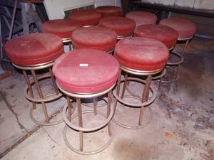 lot 33393 image: 11 bar stools