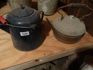 lot 33405 image: 2 old tea pots