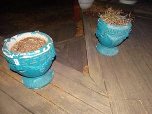lot 33410 image: Pair of blue flower pots